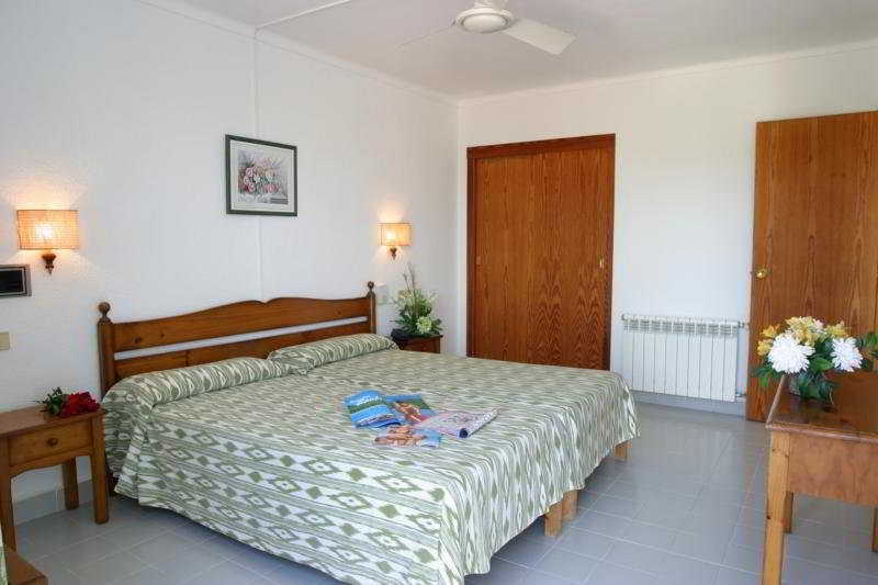 Flipflop Cala Mandia Hotel