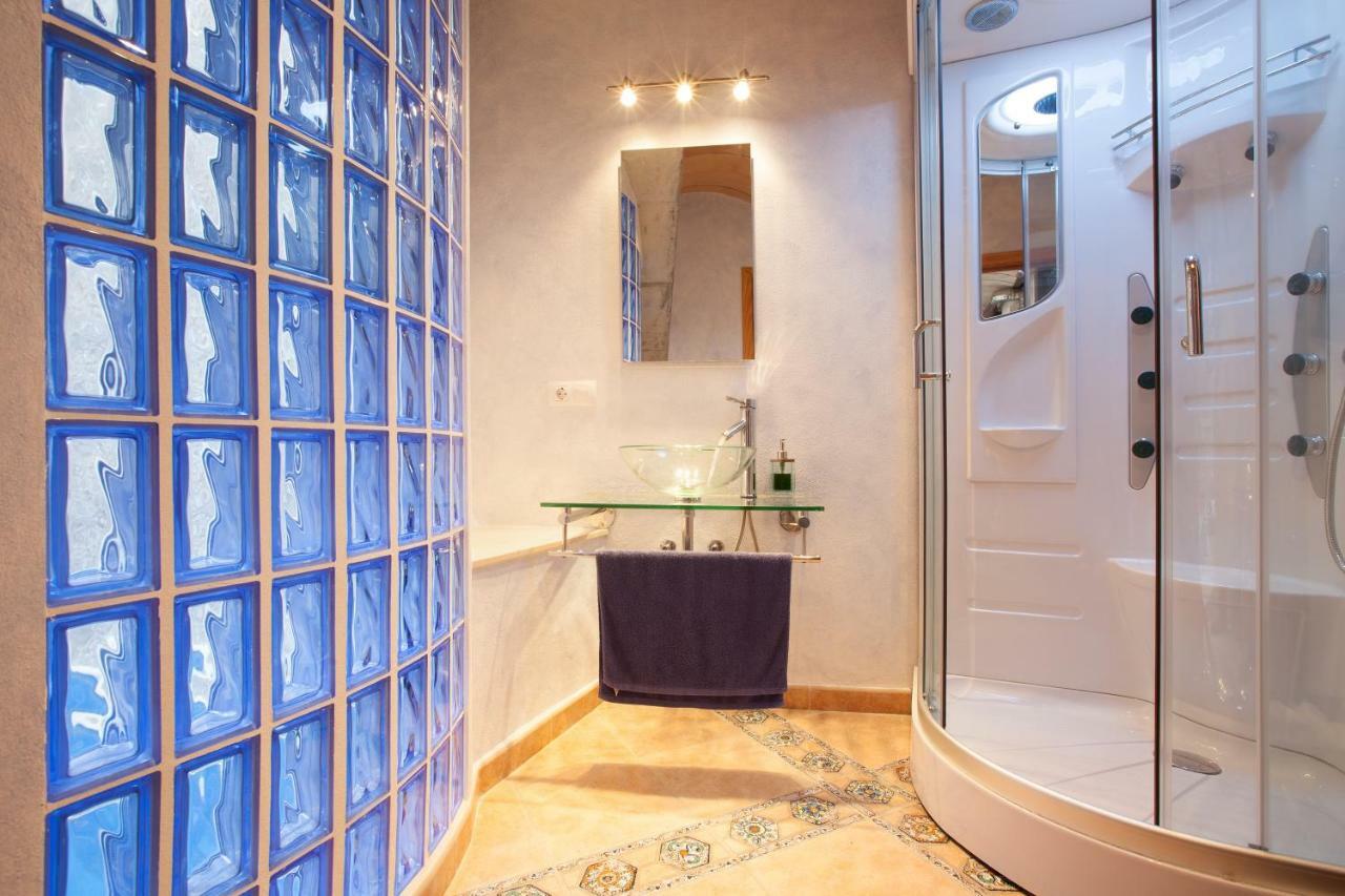 Casa Aina, 15 *