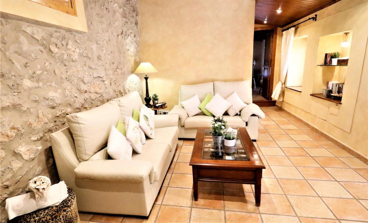 Magdalena Villa *