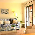 Apartamento en el Puerto de Sóller con gran terraza privada y vistas al mar. Piscina comunitaria. Localizado en un zona tranquila y muy soleada. Wifi gratis disponible. Parking.