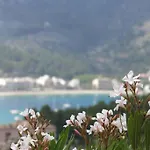Apartamento en el Puerto de Sóller con gran terraza privada y vistas al mar. Piscina comunitaria. Localizado en un zona tranquila y muy soleada. Wifi gratis disponible. Parking.