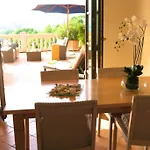 Apartamento en el Puerto de Sóller con gran terraza privada y vistas al mar. Piscina comunitaria. Localizado en un zona tranquila y muy soleada. Wifi gratis disponible. Parking.