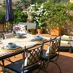 Apartamento en el Puerto de Sóller con gran terraza privada y vistas al mar. Piscina comunitaria. Localizado en un zona tranquila y muy soleada. Wifi gratis disponible. Parking.
