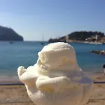 Apartamento en el Puerto de Sóller con gran terraza privada y vistas al mar. Piscina comunitaria. Localizado en un zona tranquila y muy soleada. Wifi gratis disponible. Parking.