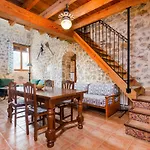 Yourhouse Deulosal, Apartment In Rural House With Pool