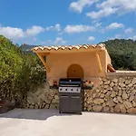 Son Vorera, situada en una colina, con piscina.