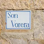 Son Vorera, situada en una colina, con piscina.