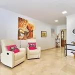 APARTAMENTO LUMINOSO, 3 habitaciones dobles, FRENTE AL MAR Y PLAYA
