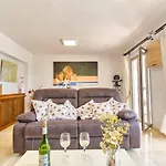 APARTAMENTO LUMINOSO, 3 habitaciones dobles, FRENTE AL MAR Y PLAYA