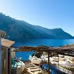 Chalet en primera línea de mar con amplia terraza