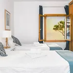 Chalet en primera línea de mar con amplia terraza