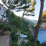 Chalet en primera línea de mar con amplia terraza