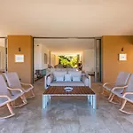 Modern Holiday Home With Pool