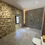Casa ciclista con piscina, sauna y jacuzzi