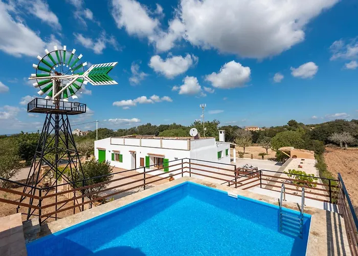Son Vorera, situada en una colina, con piscina.