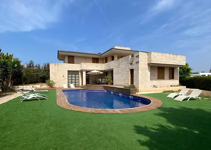 Villa de lujo con piscina, jacuzzi, jardín y terraza