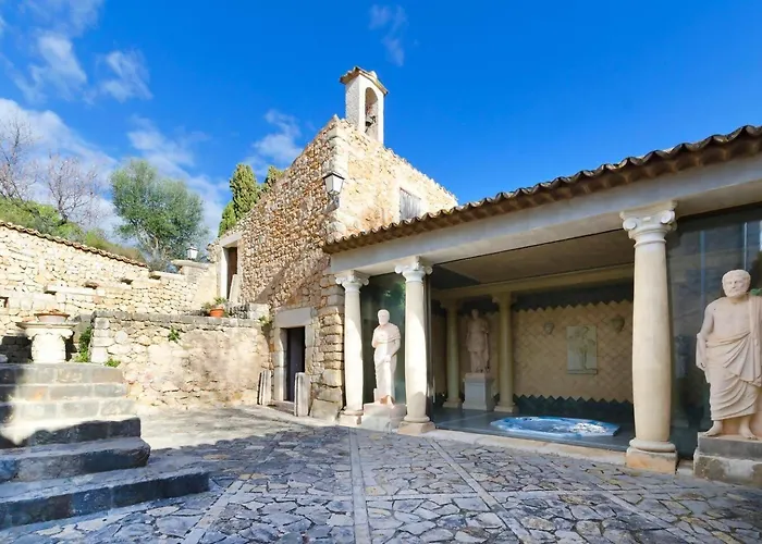 Casa ciclista con piscina, sauna y jacuzzi