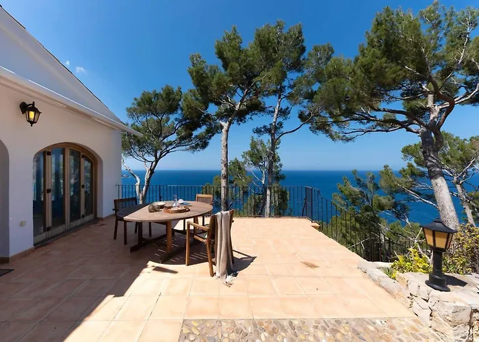 Chalet en primera línea de mar con amplia terraza