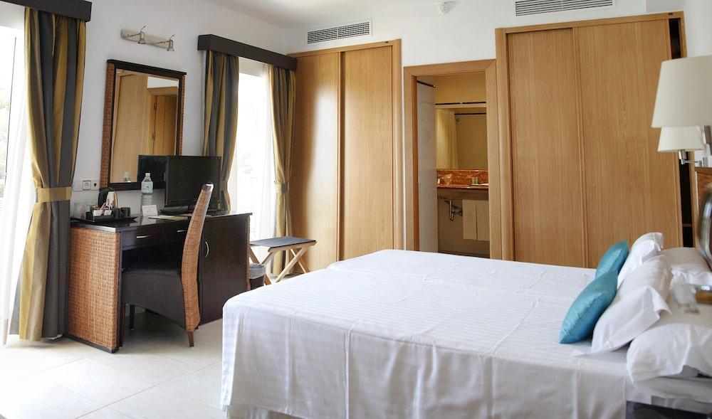 Cala Hotel 4*