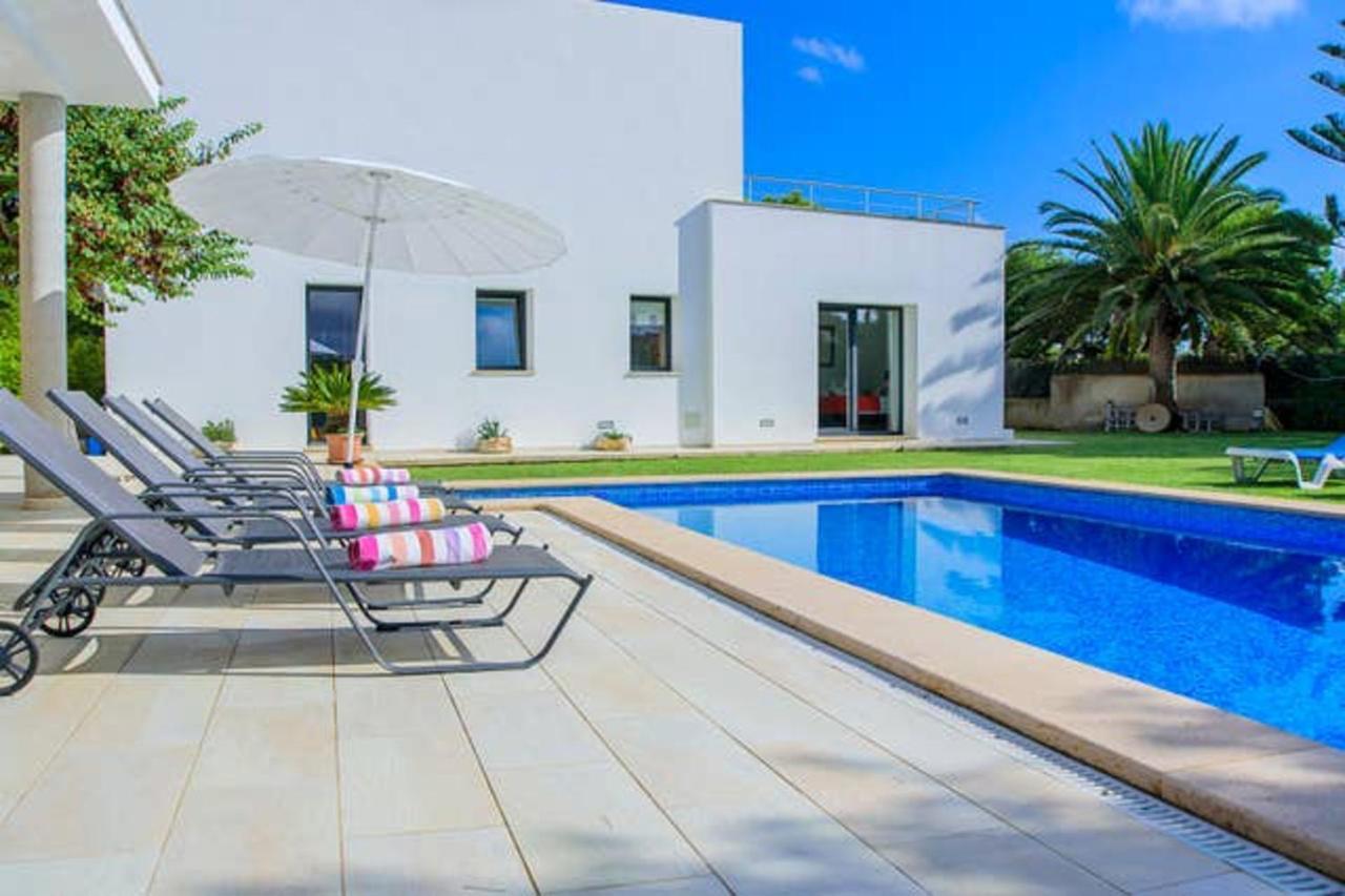 With 5 Bedrooms In With Private Pool And Wifi