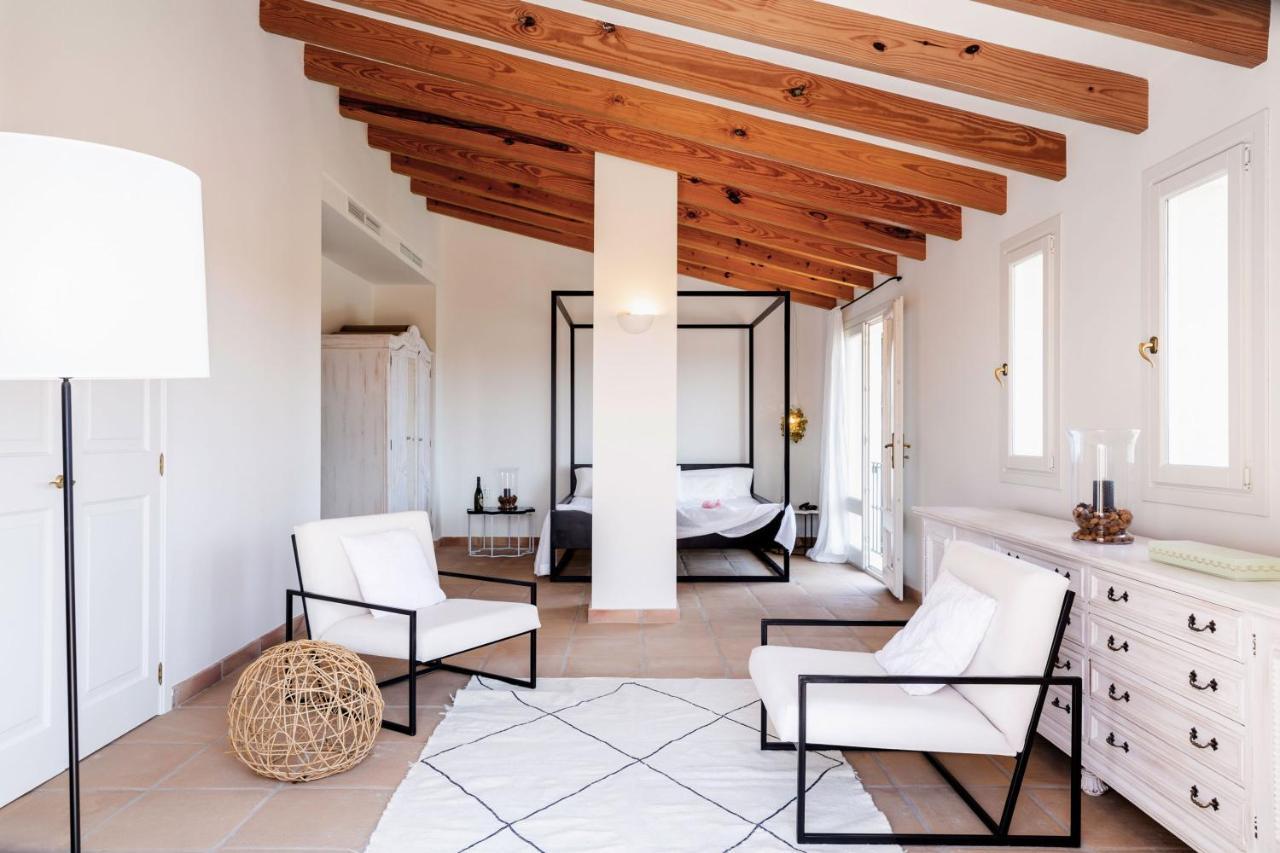 Spacious With Pool And Sea View In