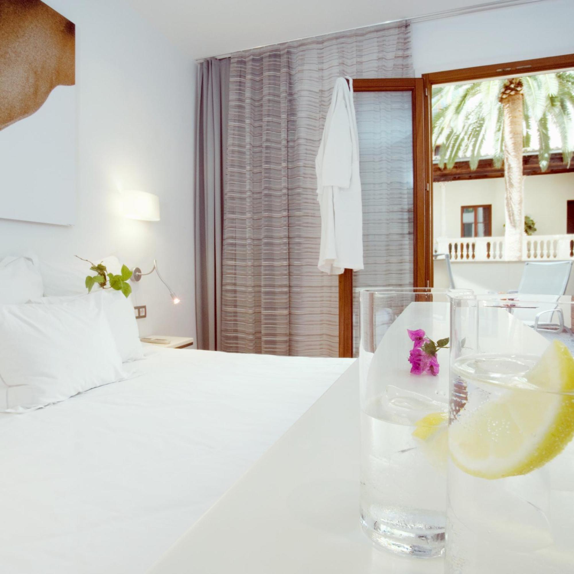 Petit Palace Tres Hotel 4*