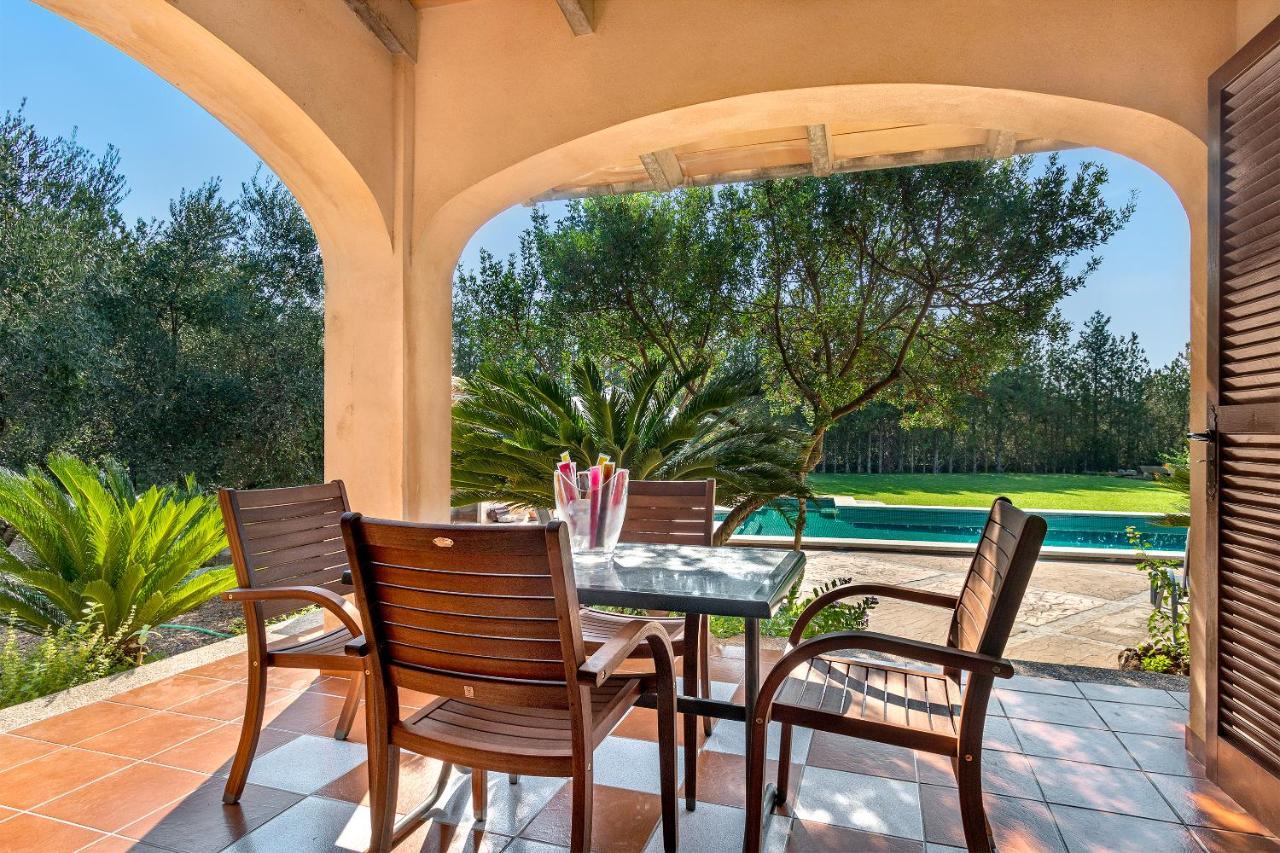 With Amazing Pool In A Beautiful Rural Setting *