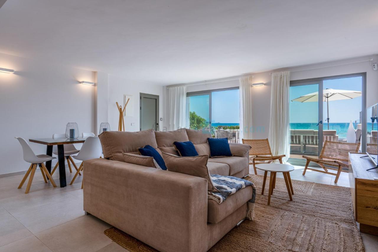 M4R 1 Villa Laura Front Line Beach House