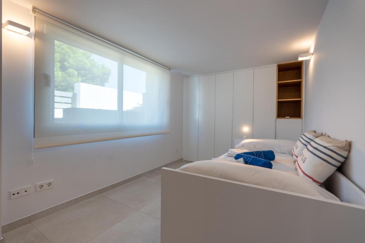 M4R 1 Villa Laura Front Line Beach House *