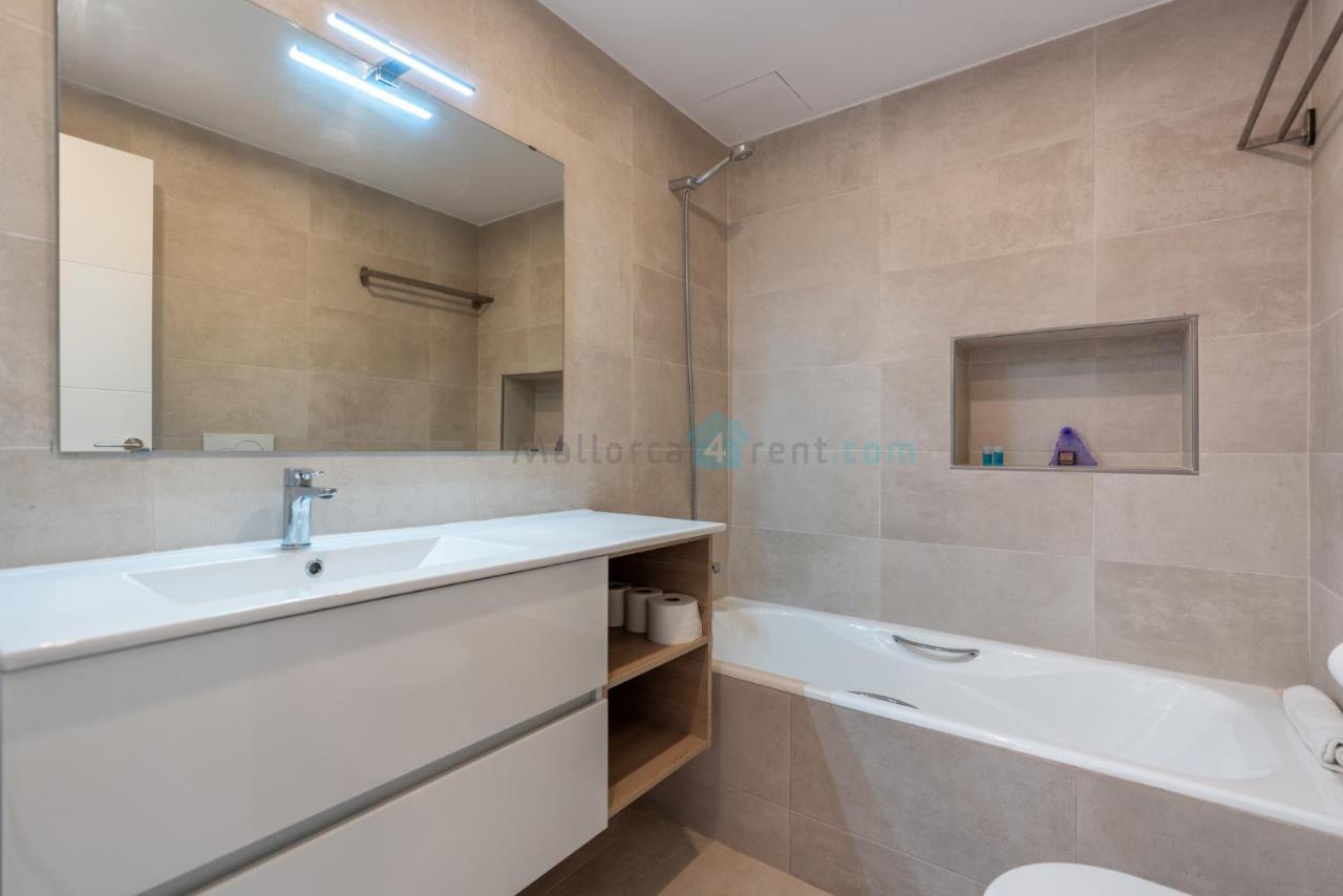 M4R 1 Villa Laura Front Line Beach House