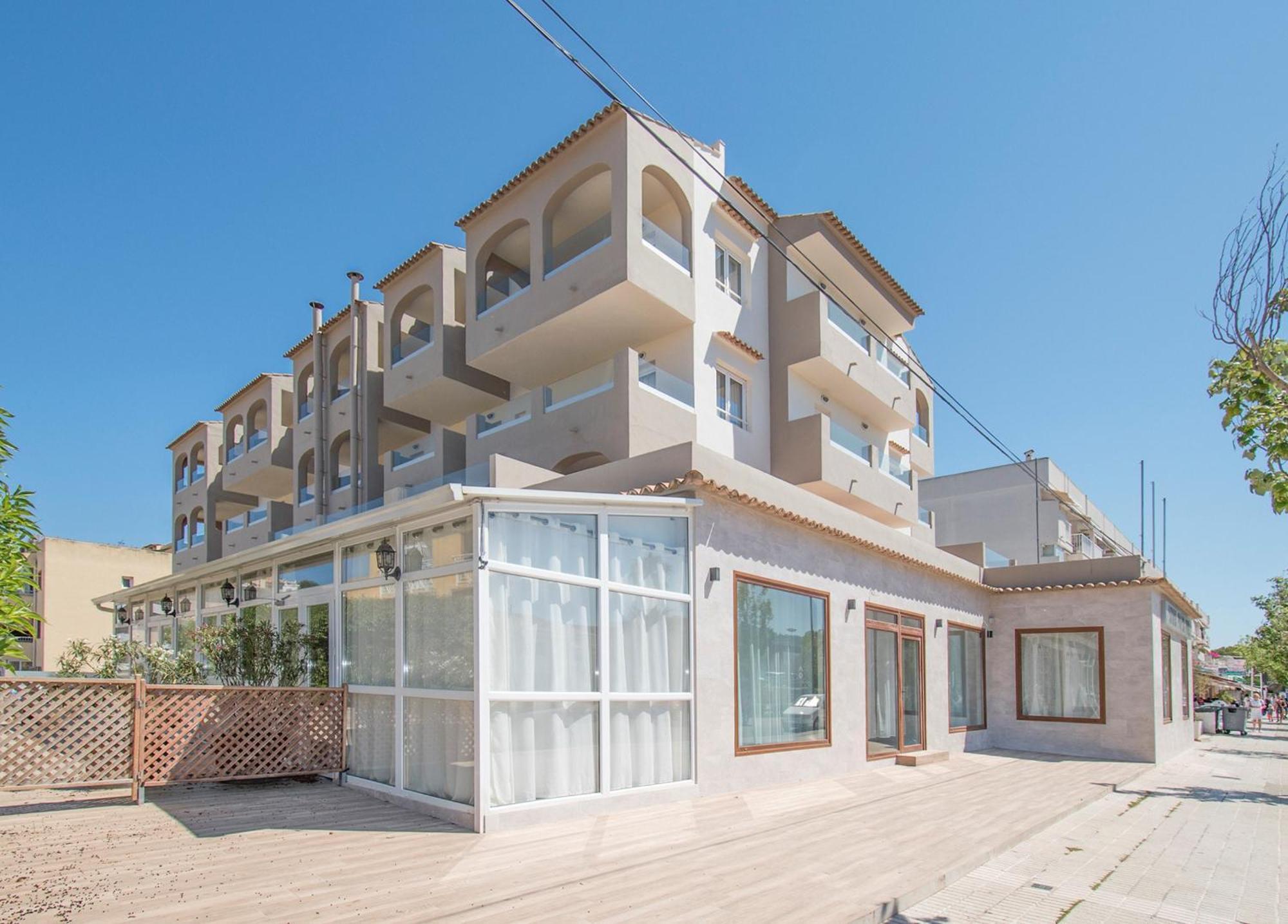 Hotel Nura & 4*