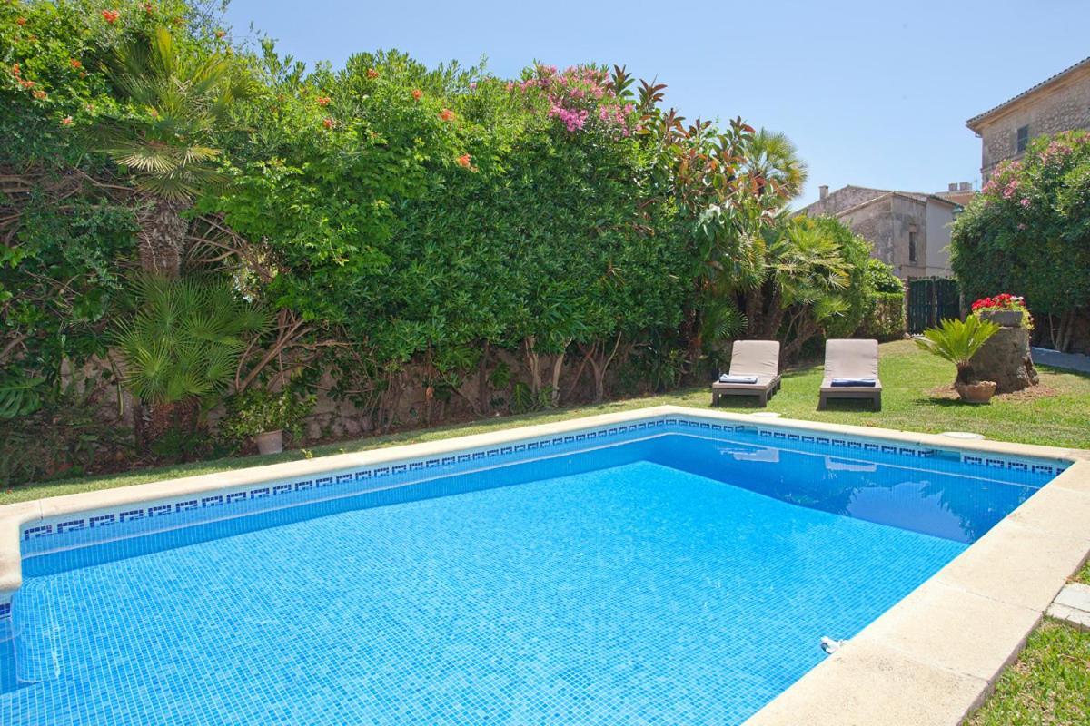Villa Casa Pont Roma, Garden&pool In *