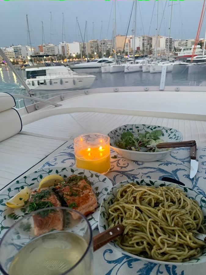 Yacht 18m Sunseeker In Mallorca Mit Fruehstueck & Bordcrew