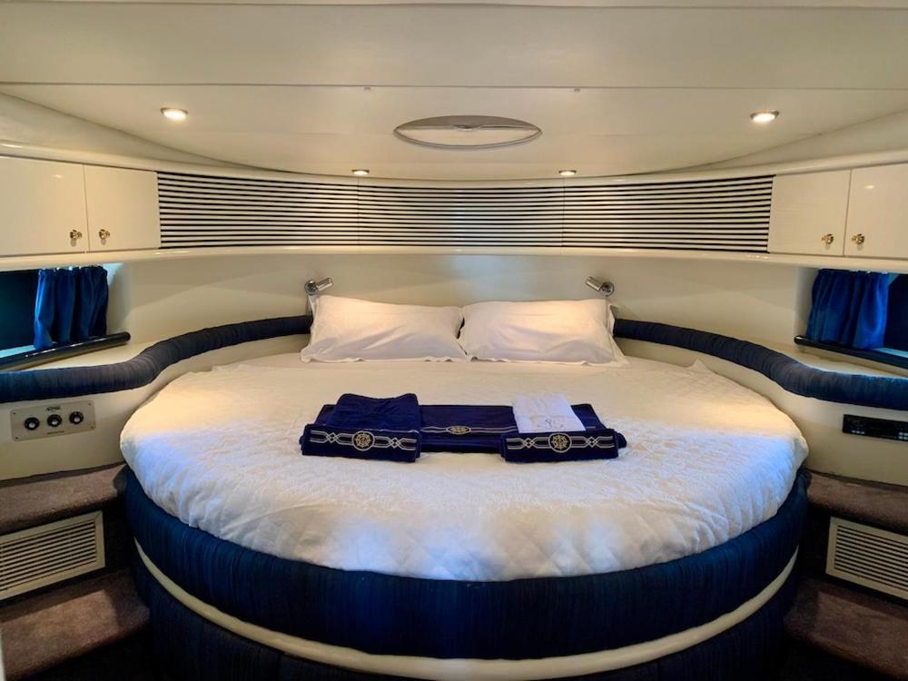 Yacht 18m Sunseeker In Mallorca Mit Fruehstueck & Bordcrew Hotel en barco El Arenal (Mallorca)