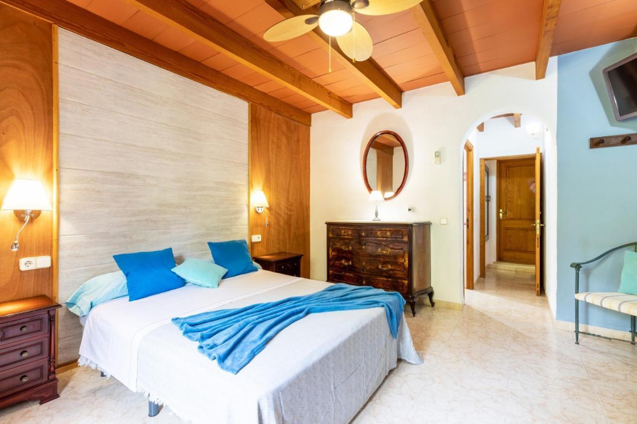 Villa Oliveras By