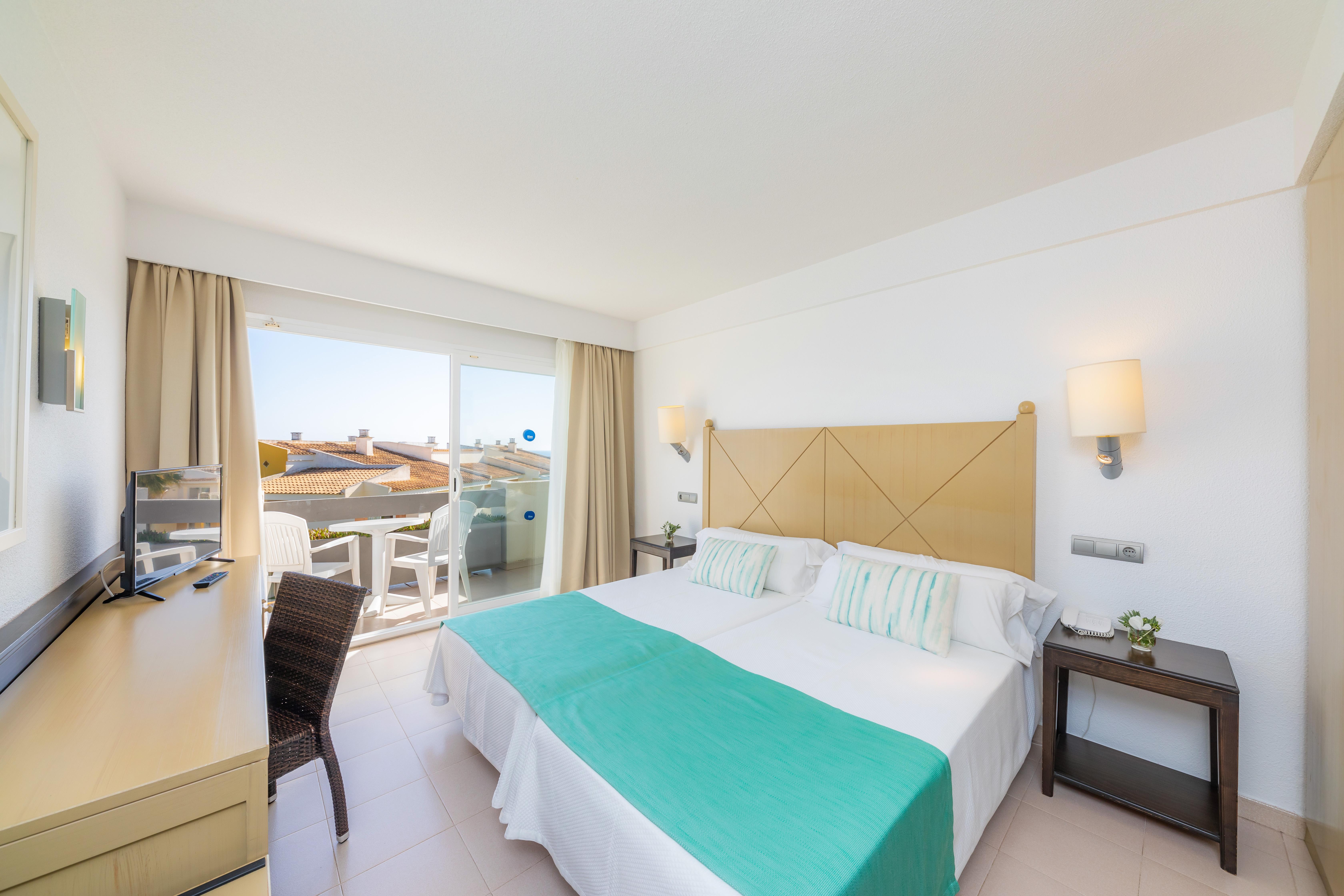 Blau Punta Reina Family 4*