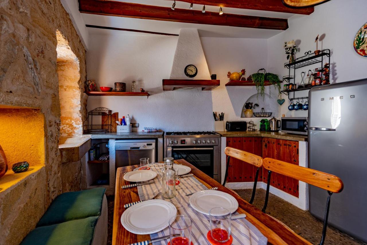 Villa Albuqassim A Modern Townhouse In Pollensa, With Heated Pool