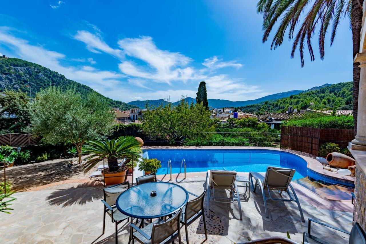 In Center Of With Pool And Jacuzzi