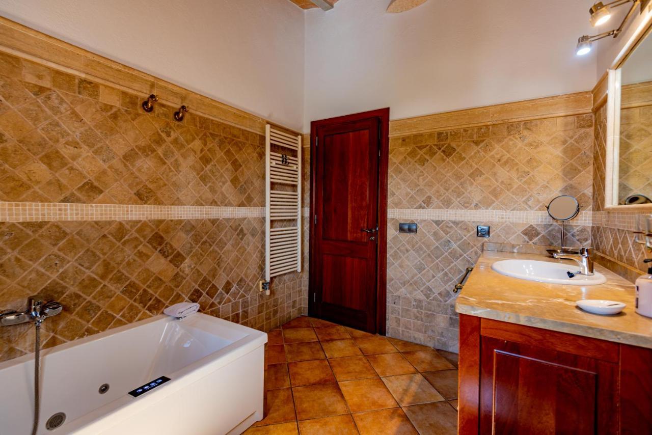 In Center Of With Pool And Jacuzzi Villa