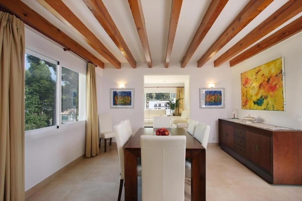 Villa Modern 300m From Crystal Clear Coves By Renthousing *