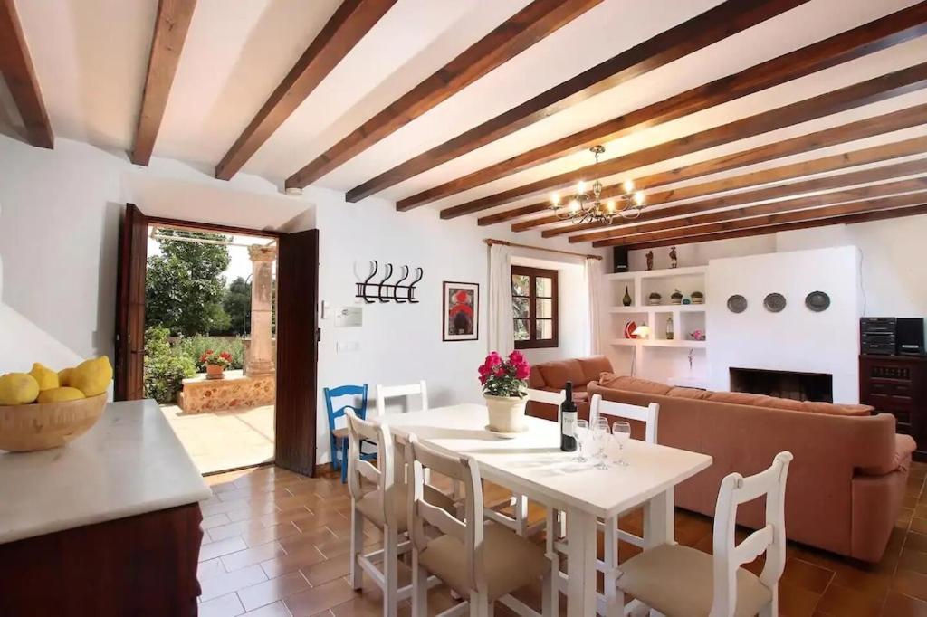 Lovely Mallorquin In By Renthousing