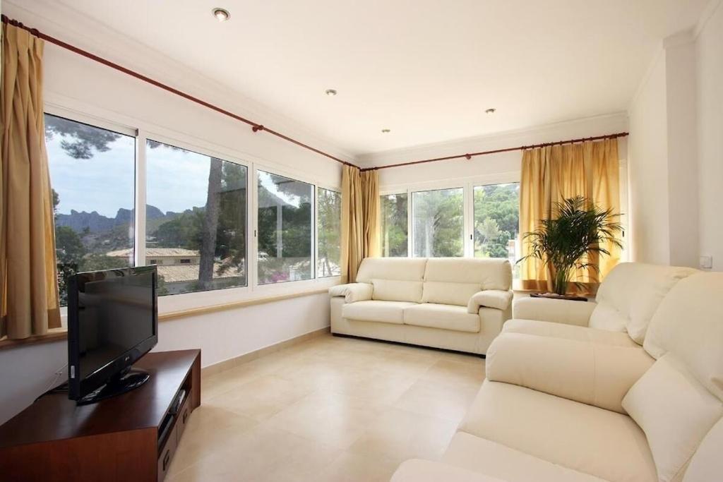 Villa Modern 300m From Crystal Clear Coves By Renthousing