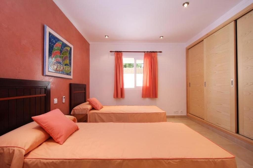 Modern 300m From Crystal Clear Coves By Renthousing Villa