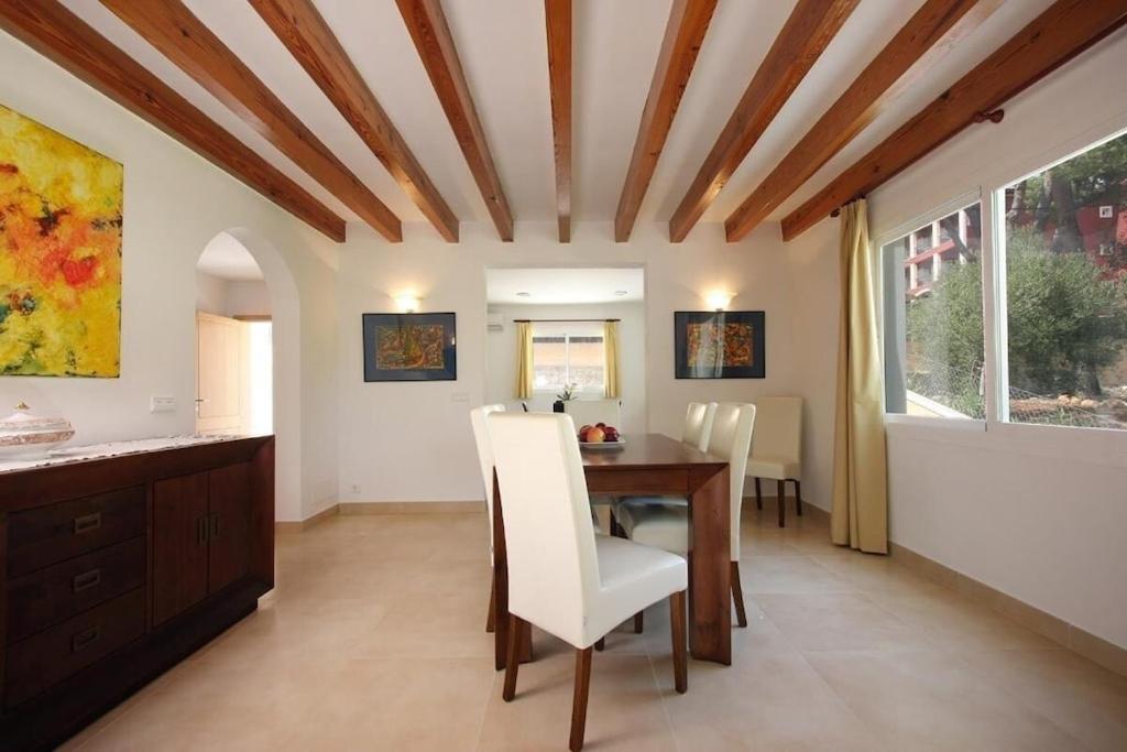 Modern 300m From Crystal Clear Coves By Renthousing *