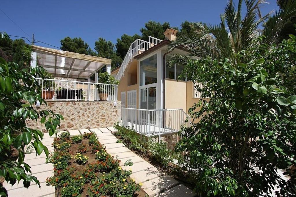 Modern 300m From Crystal Clear Coves By Renthousing Villa