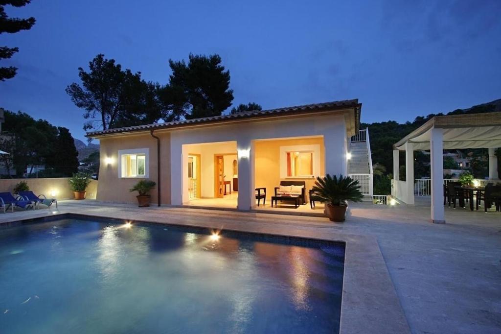 Villa Modern 300m From Crystal Clear Coves By Renthousing *