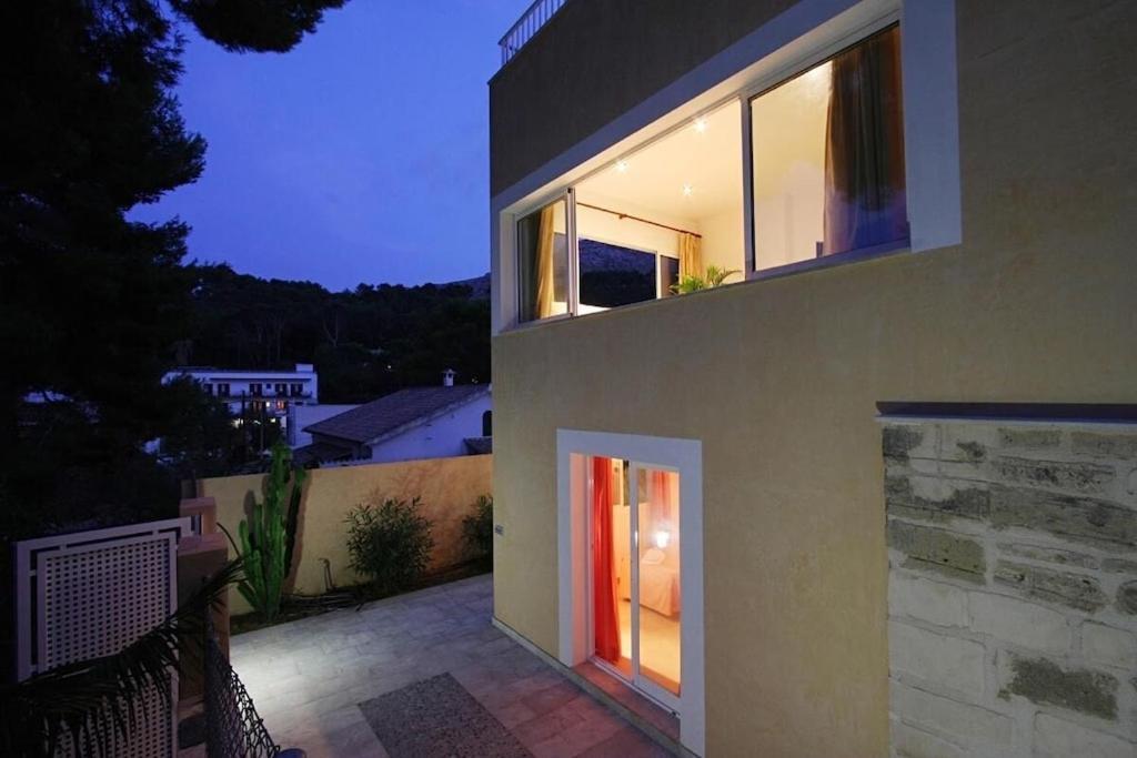 Modern 300m From Crystal Clear Coves By Renthousing