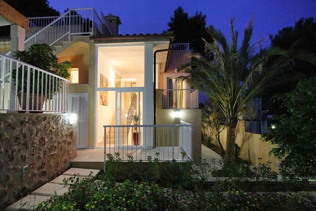 Modern 300m From Crystal Clear Coves By Renthousing Villa