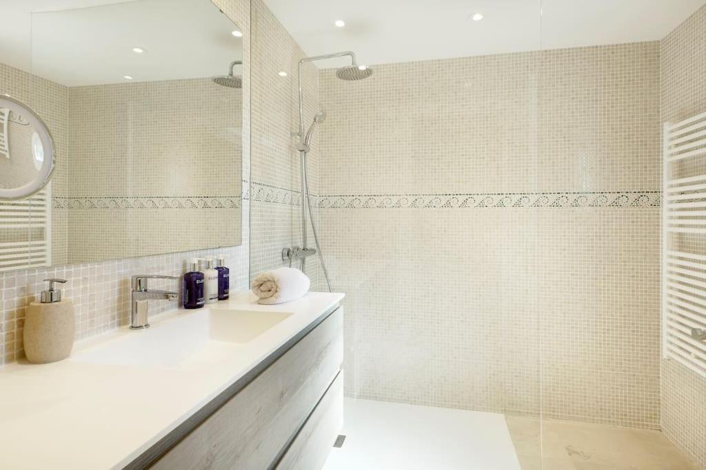 Esquina Luxury 5 Bed 5 Bath Villa