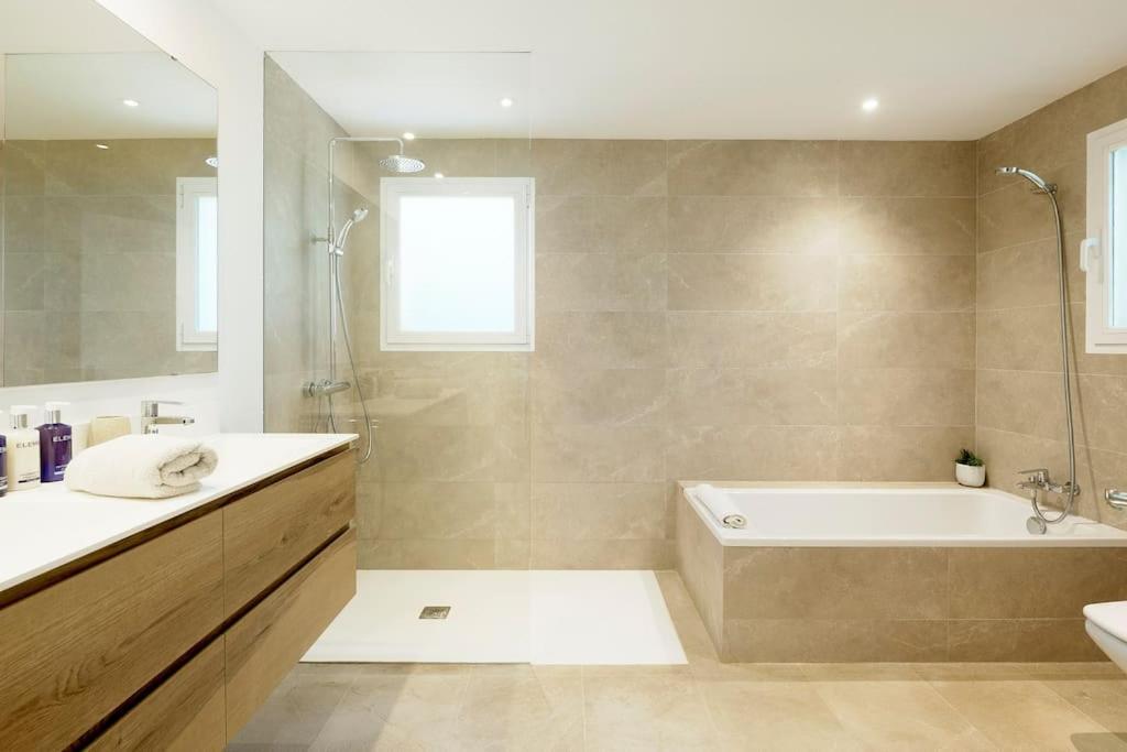 Esquina Luxury 5 Bed 5 Bath Villa